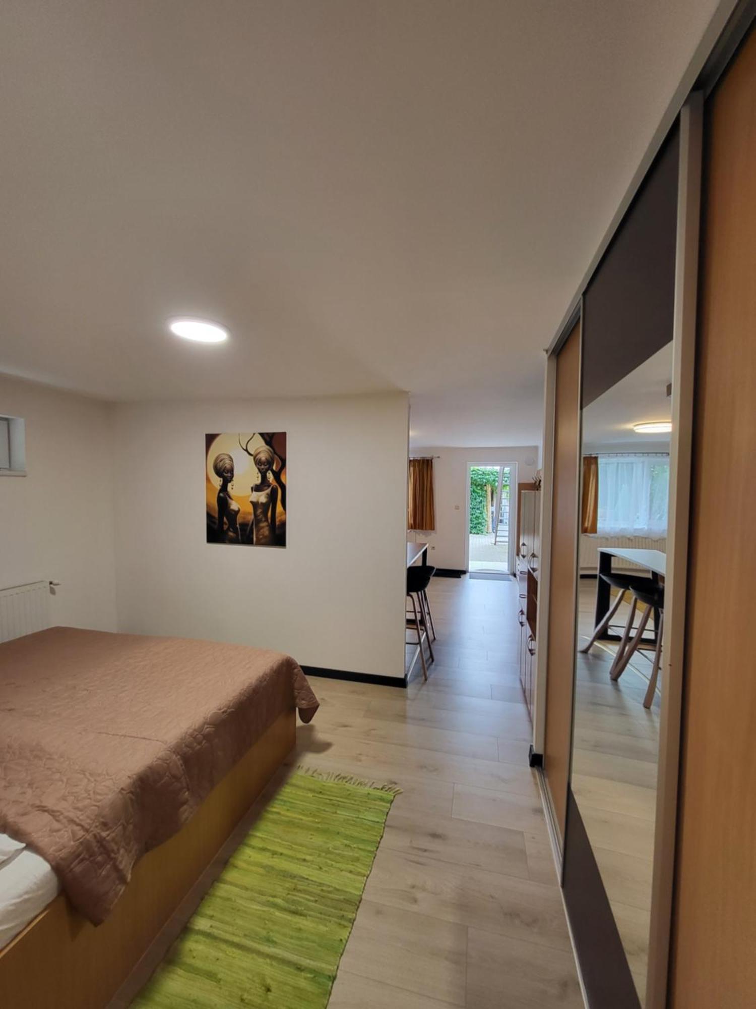 Tereza & Free Parking Pressburg